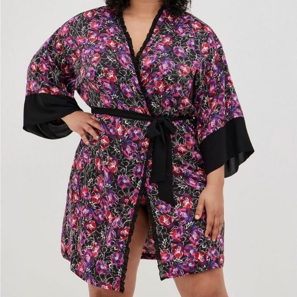 NWT Torrid 1X/2X Black & Water Outline Floral Kimono Sleeve Midi Satin Robe
